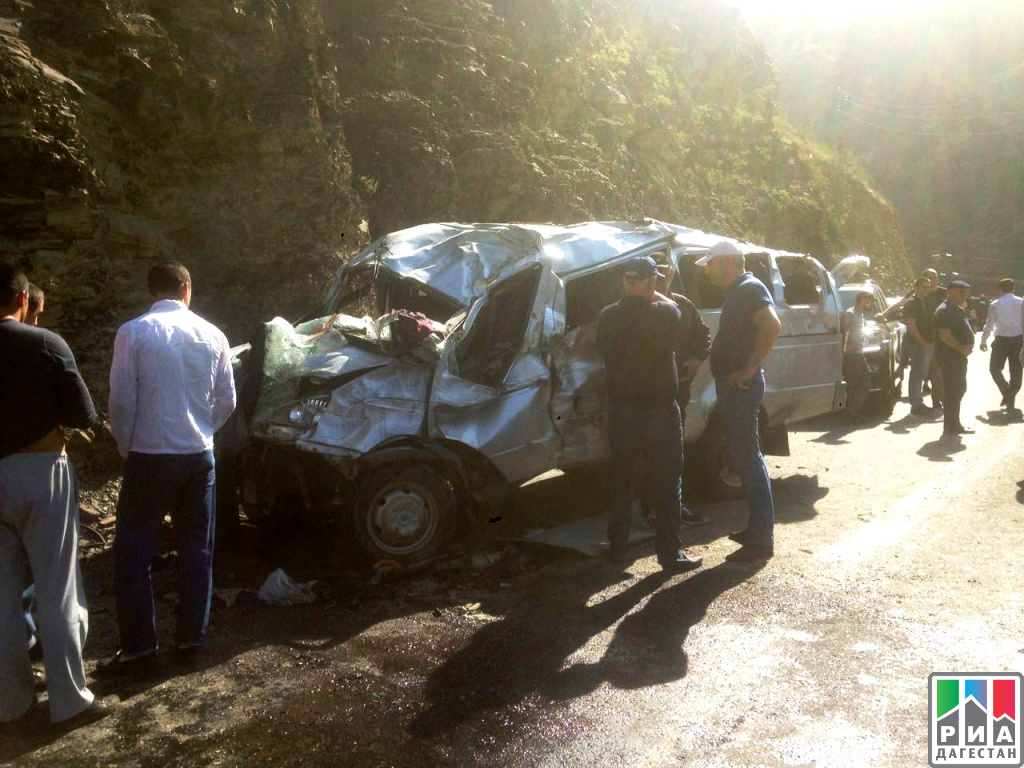 Микроавтобус врезался в скалу в Дагестане: стали известны подробности аварии