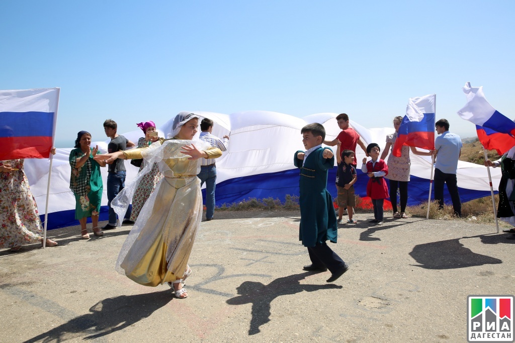 На горе Тарки-Тау разложили самый большой в Дагестане российский триколор