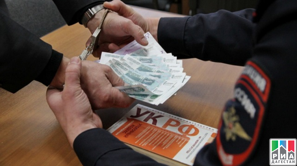 Дагестанский полицейский заподозрен в вымогательстве 400 тыс. руб.