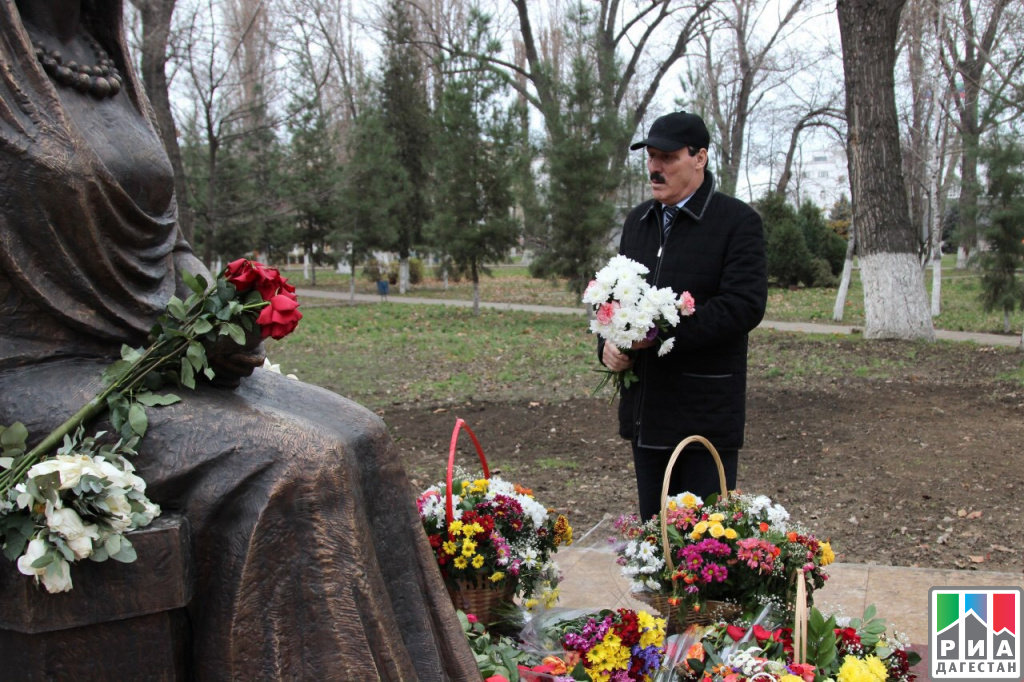 Рамазан Абдулатипов возложил цветы к монументу Фазу Алиевой в Махачкале