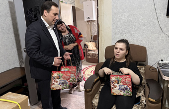 Осман Булатов вручил беговую дорожку девочке из Махачкалы в рамках «Ёлки желаний»