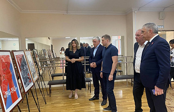 Артем Бичаев вручил благодарственные письма участникам проекта «100 дней до Победы»