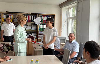 Асият Алиева вручила благодарность стобалльнику из Дербентского района