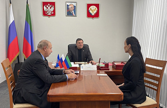 Депутат Госдумы РФ Сайгидпаша Умаханов выслушал обращения дагестанцев в ходе приема