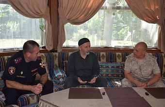 В Махачкале прошла встреча заместителя командующего округом Росгвардии с муфтием Дагестана