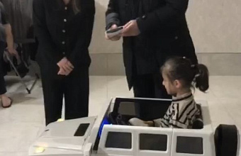 Ильяс Мамаев исполнил мечту девочки из Буйнакска в рамках акции «Ёлка желаний»