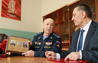 Поздравительный адрес и памятные подарки от Главы Дагестана в связи с 80-летием вручили председателю Совета ветеранов РД