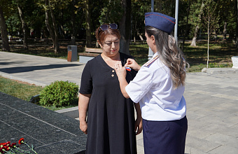 Сотрудники УИС Дагестана приняли участие в патриотической акции «Российский триколор»