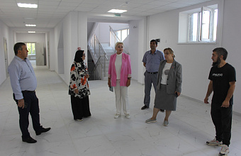 Елена Павлюченко проинспектировала ход капремонта школы №10 и детсада №10 в Избербаше