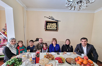 Единороссы Кировского района Махачкалы навестили участника СВО Арсена Магомедова