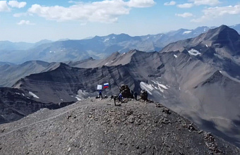 Флаг с логотипом Народного Собрания РД подняли над одной из вершин Дагестана