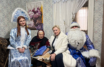 Елена Павлюченко поздравила бывшую узницу концлагеря Людмилу Салмину с наступающим Новым годом