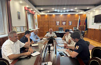 Росгвардейцы проверяют безопасность школ перед началом учебного года в Дагестане