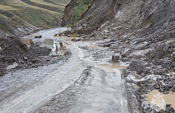 Дорожники открыли проезд машин в Чародинском районе после камнепада и схода горных пород