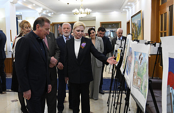 Заур Аскендеров посетил выставку рисунков победителей конкурса «Моя Россия: рисуем сердцем»