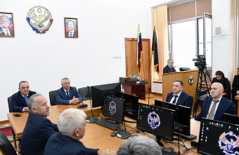 Юрий Левицкий вручил награды Народного Собрания региона работникам Счетной палаты РД