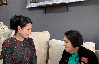 Депутат Елена Ельникова поздравила ветерана с Днем окончания Второй мировой войны