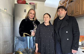 Депутаты Собрания посетили семьи героев в Махачкале в преддверие праздника