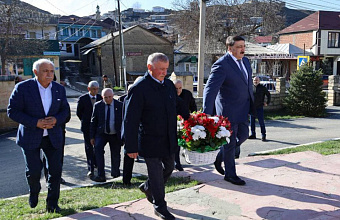 Джамаладин Гасанов почтил память героев, погибших в Великой Отечественной войне и СВО