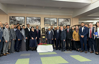 В Махачкале прошла церемония открытия бюста Чингиза Айтматова