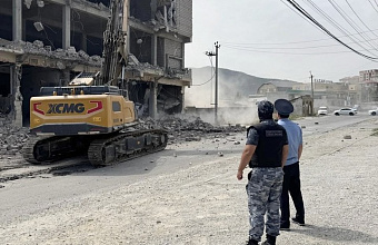 Трехэтажная незаконная постройка в Махачкале пошла под ковш экскаватора