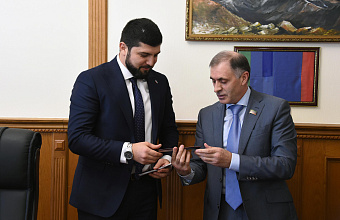 Камил Давдиев вручил удостоверения членам Молодежного парламента