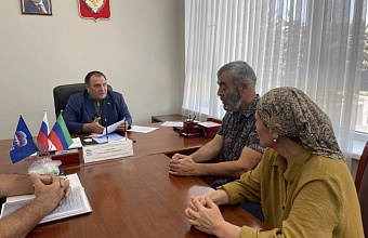 Депутат Госдумы РФ Сайгидпаша Умаханов провел прием граждан в Махачкале
