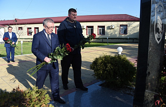 Юрий Левицкий и Максим Дмитриев возложили цветы к мемориалам памяти героев-ярославцев