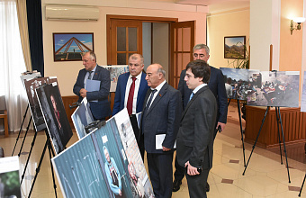 Депутаты парламента Дагестана ознакомились с фотовыставкой «Хроники террора украинского неонацистского режима»