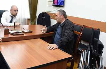 Председатель Комитета по делам ветеранов и участников СВО помог военнослужащему получить инвалидное кресло