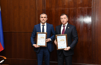 Заур Аскендеров погасил юбилейную почтовую карточку в честь 30-летия Народного Собрания Республики Дагестан