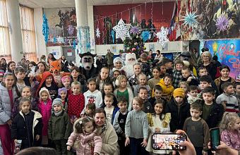 Джамаладин Гасанов организовал новогоднее представление для детей участников СВО