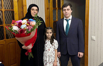 Дети получили новогодние подарки от спикера парламента Дагестана Заура Аскендерова