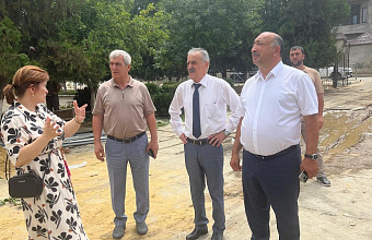 Нурбаганд Нурбагандов проверил ход капремонта школы в Кумторкалинском районе