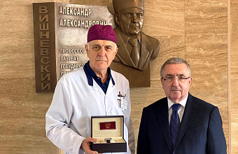 Юрий Левицкий вручил памятные именные часы Багавдину Ахмедову