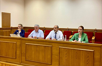 Яхья Бучаев обсудил с директорами школ подготовку к новому учебному году