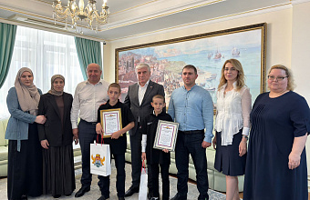 Юсуп Умавов встретился со школьниками напоивших водой сотрудников правоохранительных органов в ходе КТО