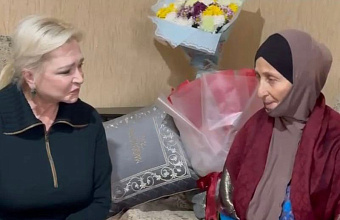 Депутаты парламента Дагестана поздравили мать Закарьи Алиева  Халисат Алиеву с Днем матери