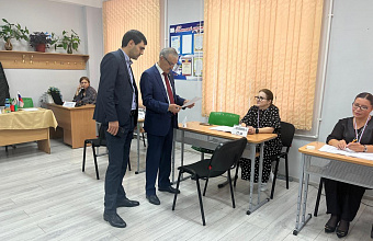 Депутат Госдумы РФ Нурбаганд Нурбагандов посетил избирательные участки в Махачкале