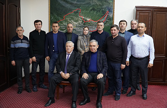 Глава Минсельхозпрода Дагестана вручил награды аграриям Гумбетовского района