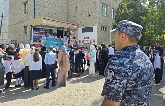Около 200 росгвардейцев обеспечили безопасность во время Дня знаний в Дагестане