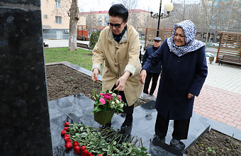 Деятели культуры Дагестана возложили цветы к памятнику Эффенди Капиева к 155-летию со дня его рождения
