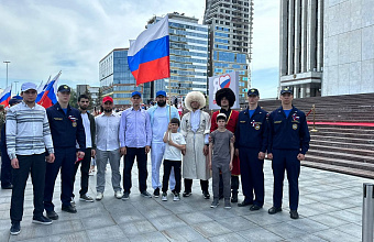 Дагестанскому культурному центру в Свердловской области вручили Государственный флаг РФ