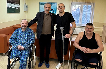 Нурбаганд Нурбагандов навестил дагестанцев-участников СВО в госпитале имени А. А. Вишневского