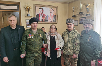 Депутат НС РД Мухтарпаша Умаханов поздравил матерей участников СВО с началом месяца Рамадан