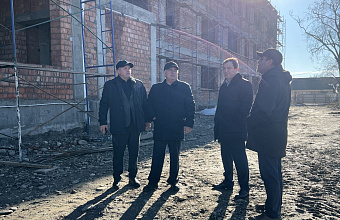 Депутаты от «Единой России» ознакомились с ходом строительства школы в Кизилюрте