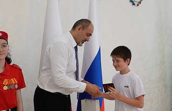 Министр образования и науки РД вручил паспорта школьникам Дагестана