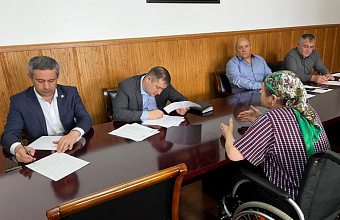 Мурад Казиев провел выездной прием граждан в Ботлихском районе