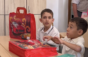 Хизри Абакаров поддержал первоклассников Дербента в акции «Собери ребенка в школу»