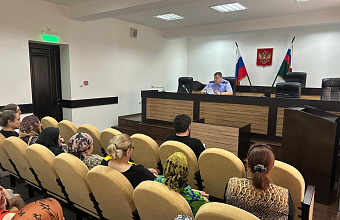 Руководитель СК Дагестана встретился с жильцами аварийного общежития